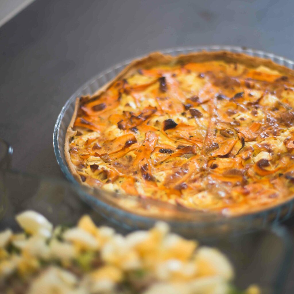 Photo d'une tarte végétarienne aux carottes venant illustrer la qualité des plats fait maison et de saison