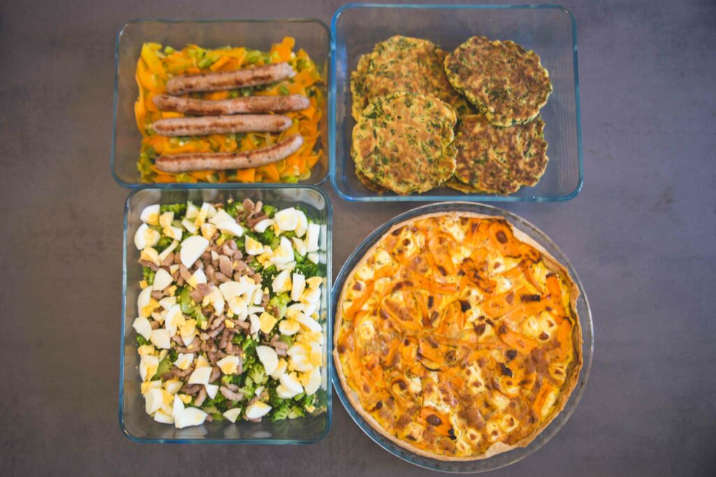 Photo de plats préparé en mode batchcooking.
De bons petits plats de saison, quiches, tartes, etc. Le tout préparé dans la cuisine de mes clients